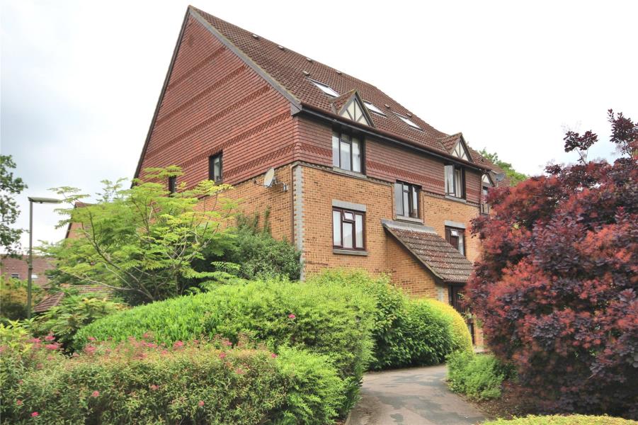 Flat Dorchester Court in Woking