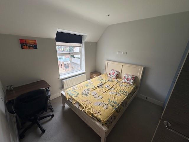 Flat Bushey Hall Road in Hertsmere