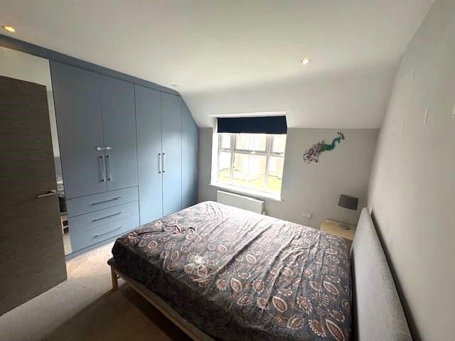 Flat Bushey Hall Road in Hertsmere