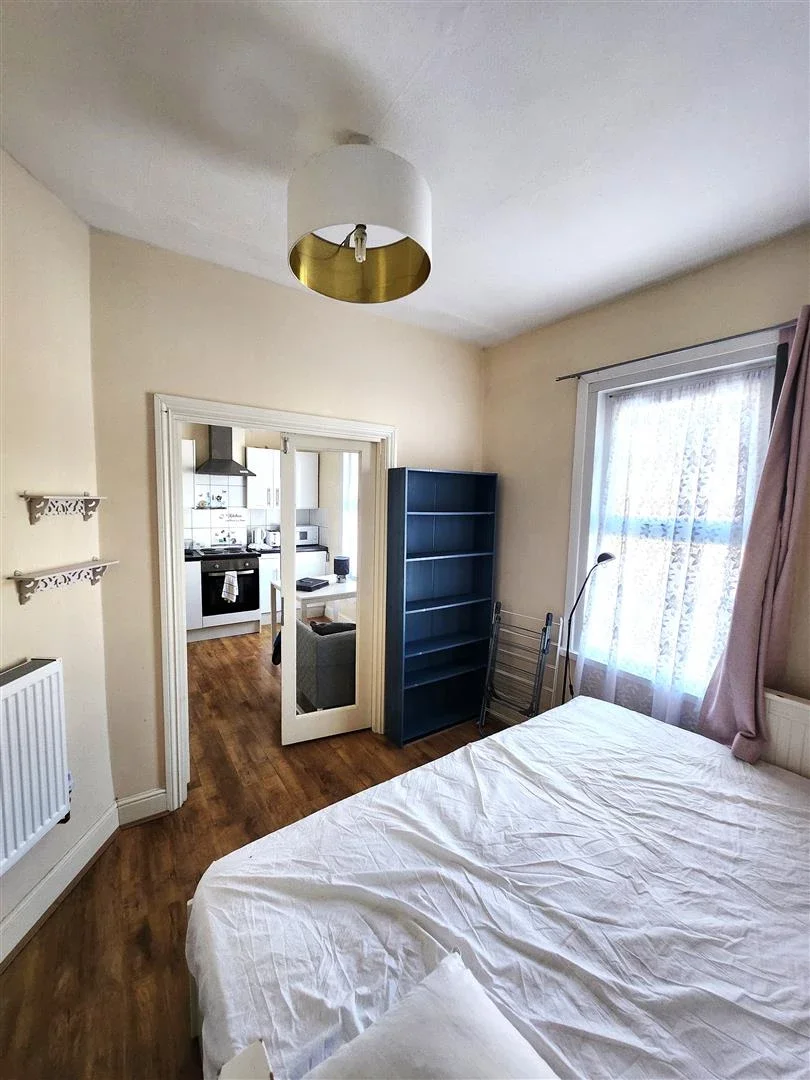 Flat Malvern Road in Greater London