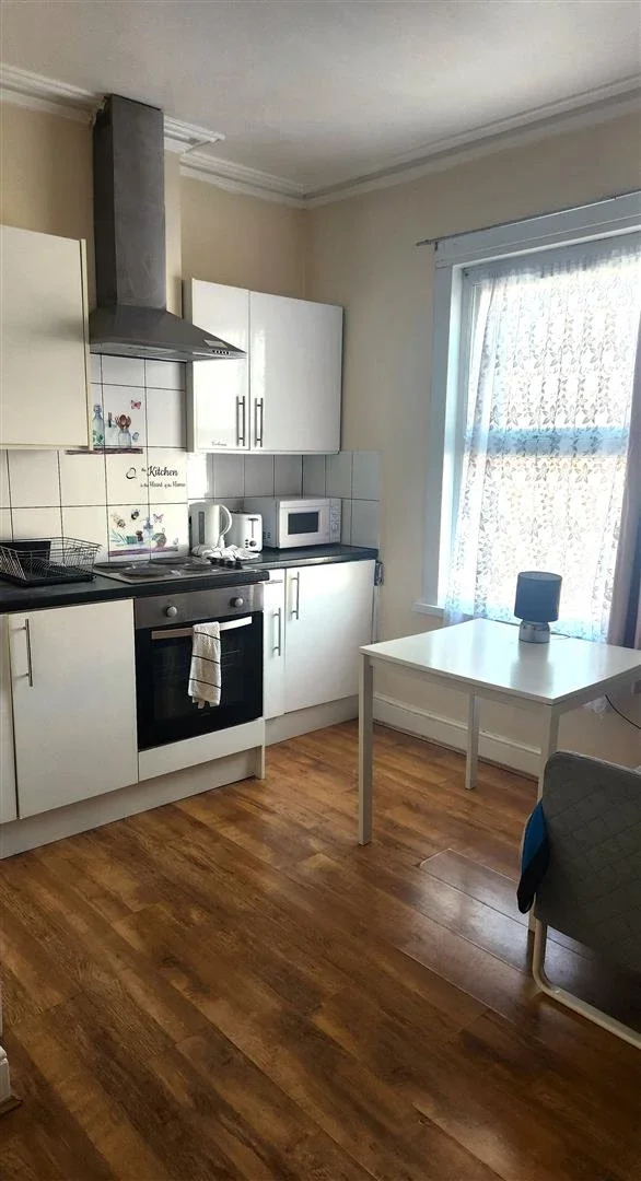 Flat Malvern Road in Greater London