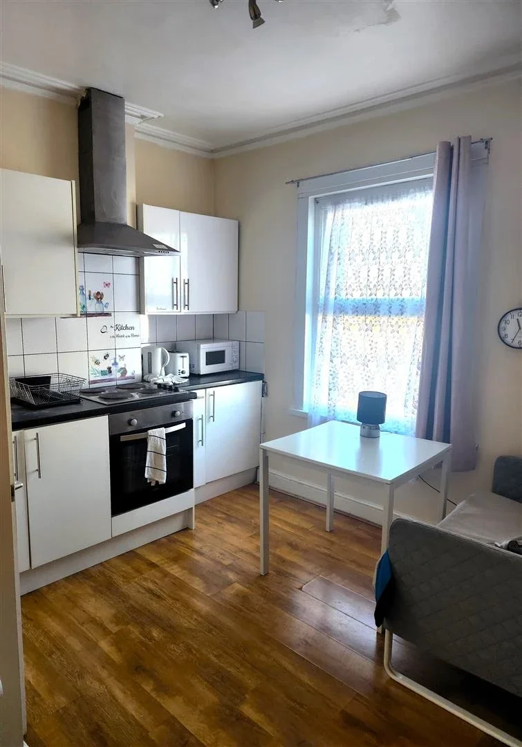 Flat Malvern Road in Greater London