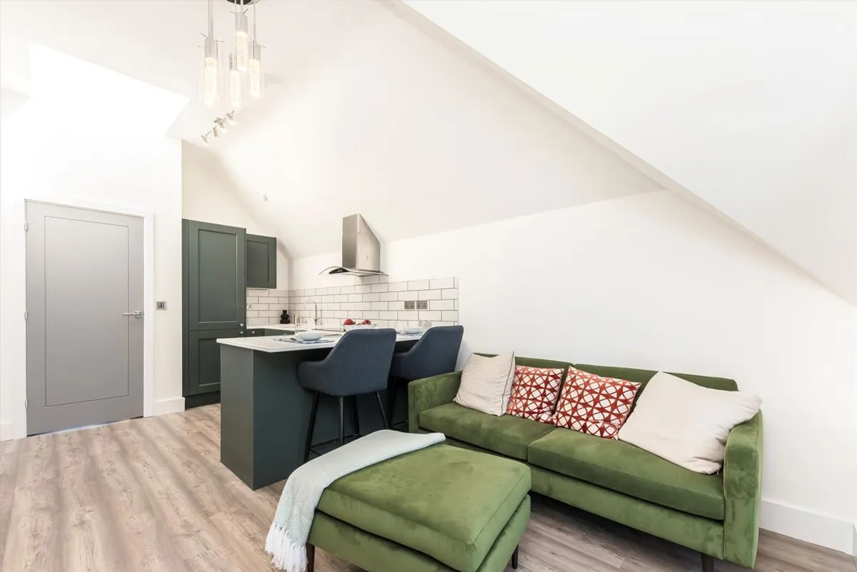 Flat Rosemont Road in Greater London