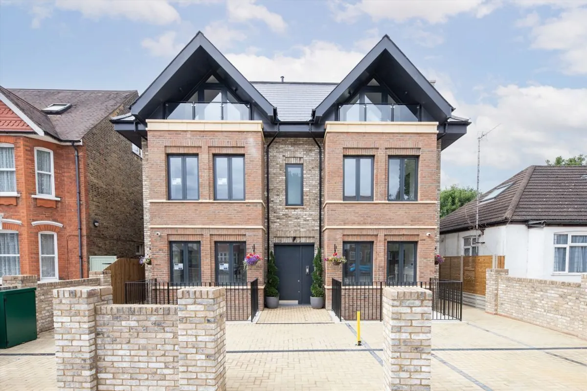 Flat Rosemont Road in Greater London