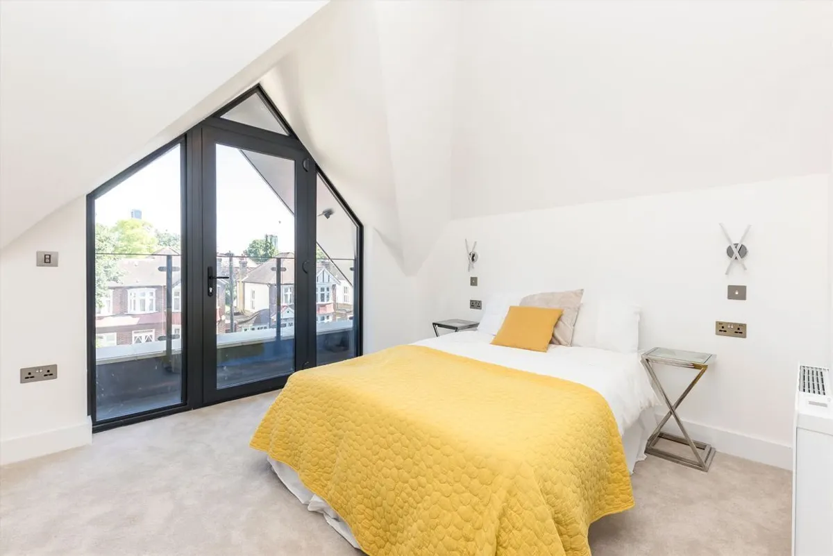 Flat Rosemont Road in Greater London