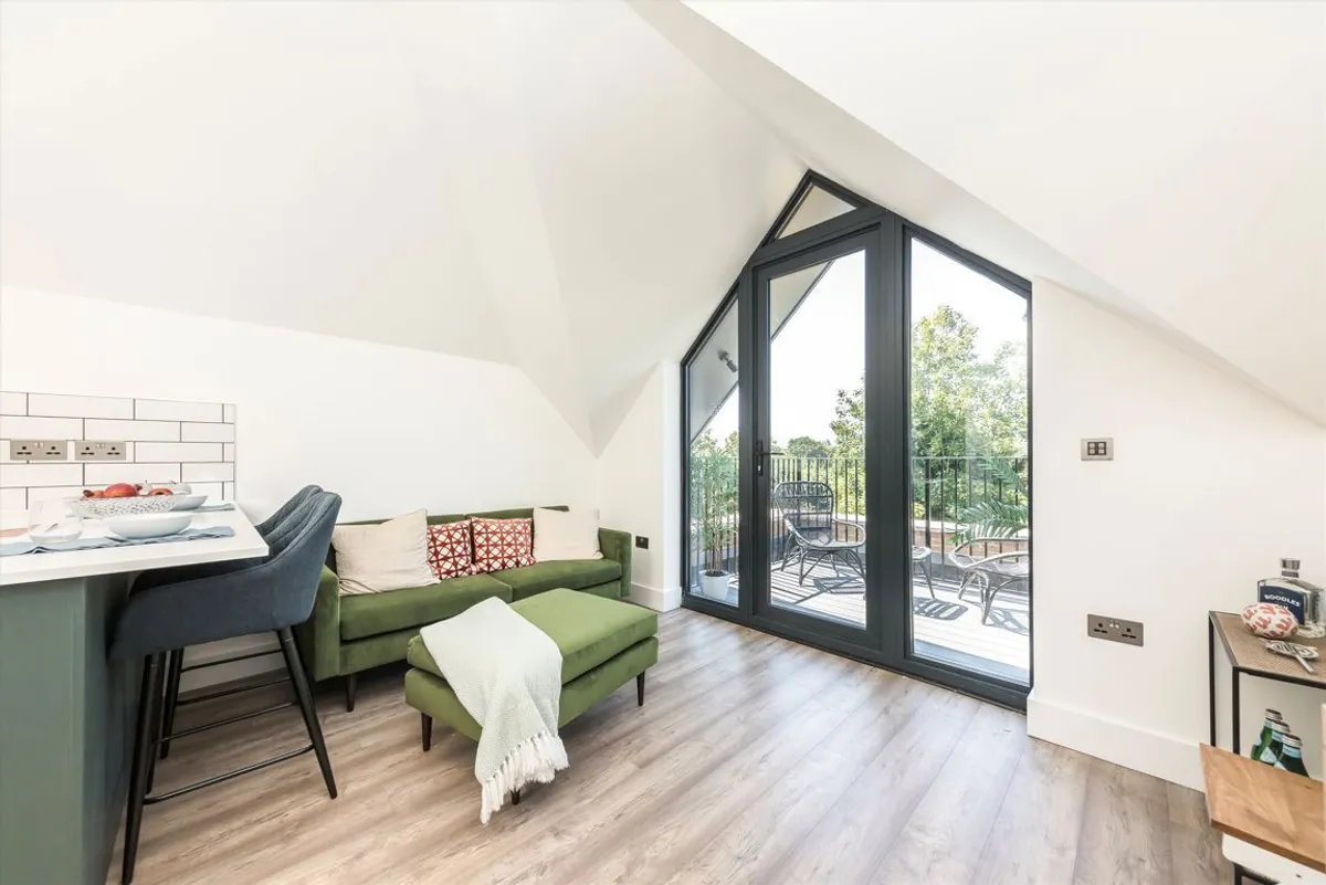 Flat Rosemont Road in Greater London