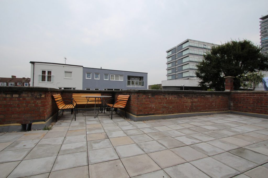 Flat Tolworth Broadway in Greater London