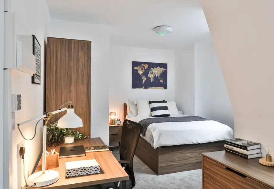 Flat Smyrna Road in Greater London