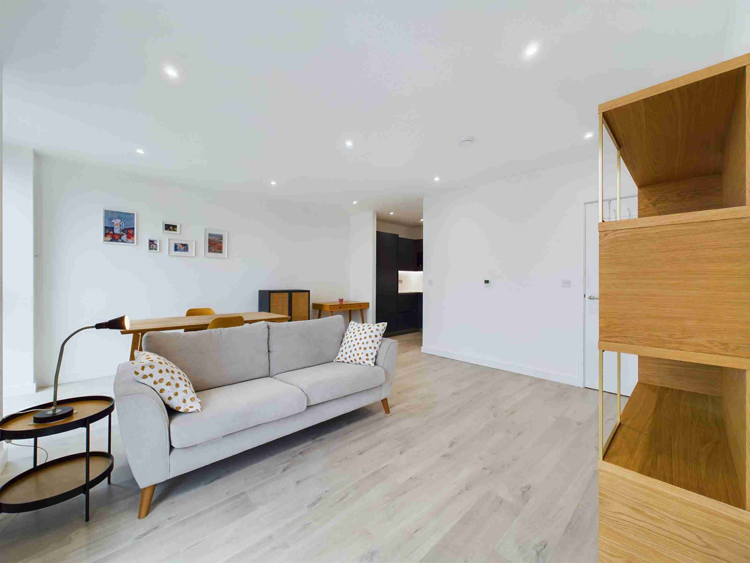 Flat Coster Avenue in Greater London