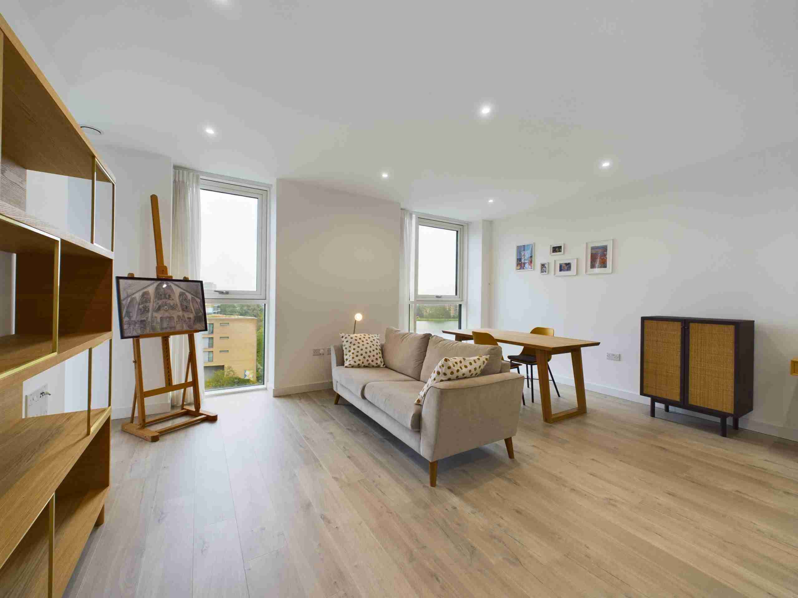 Flat Coster Avenue in Greater London