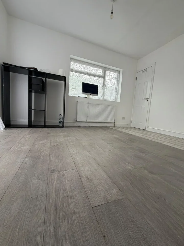 Room Harrow Road in Borough of Spelthorne