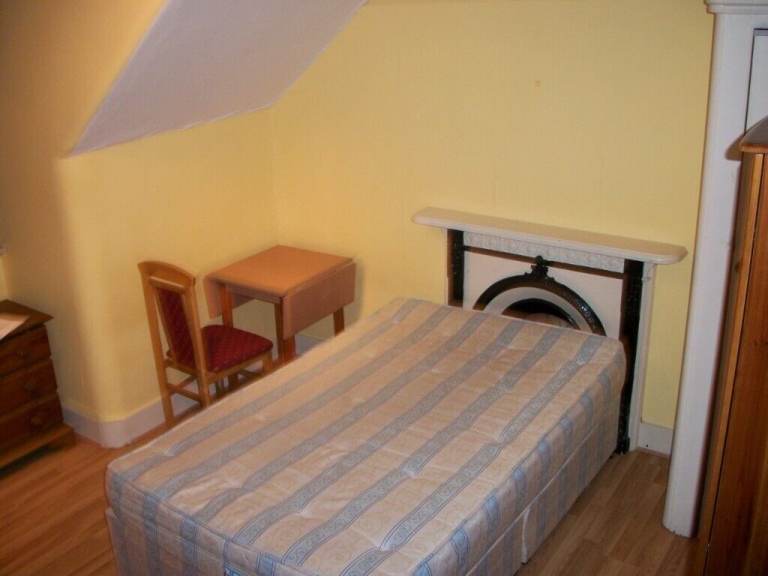 Flat Glazbury Road in Greater London