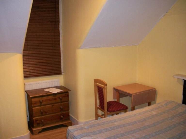 Flat Glazbury Road in Greater London