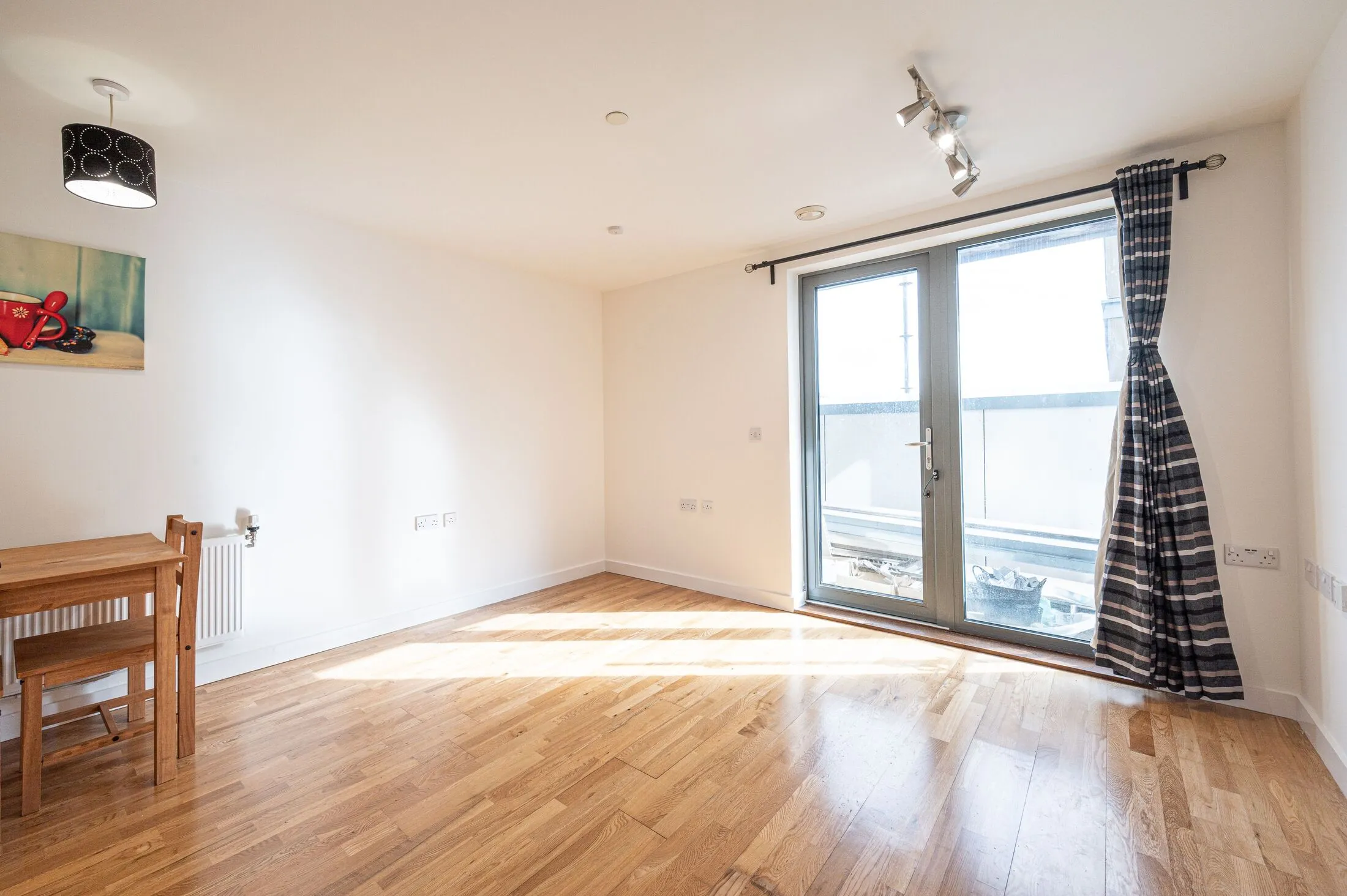 Flat Chatsworth Avenue in Greater London