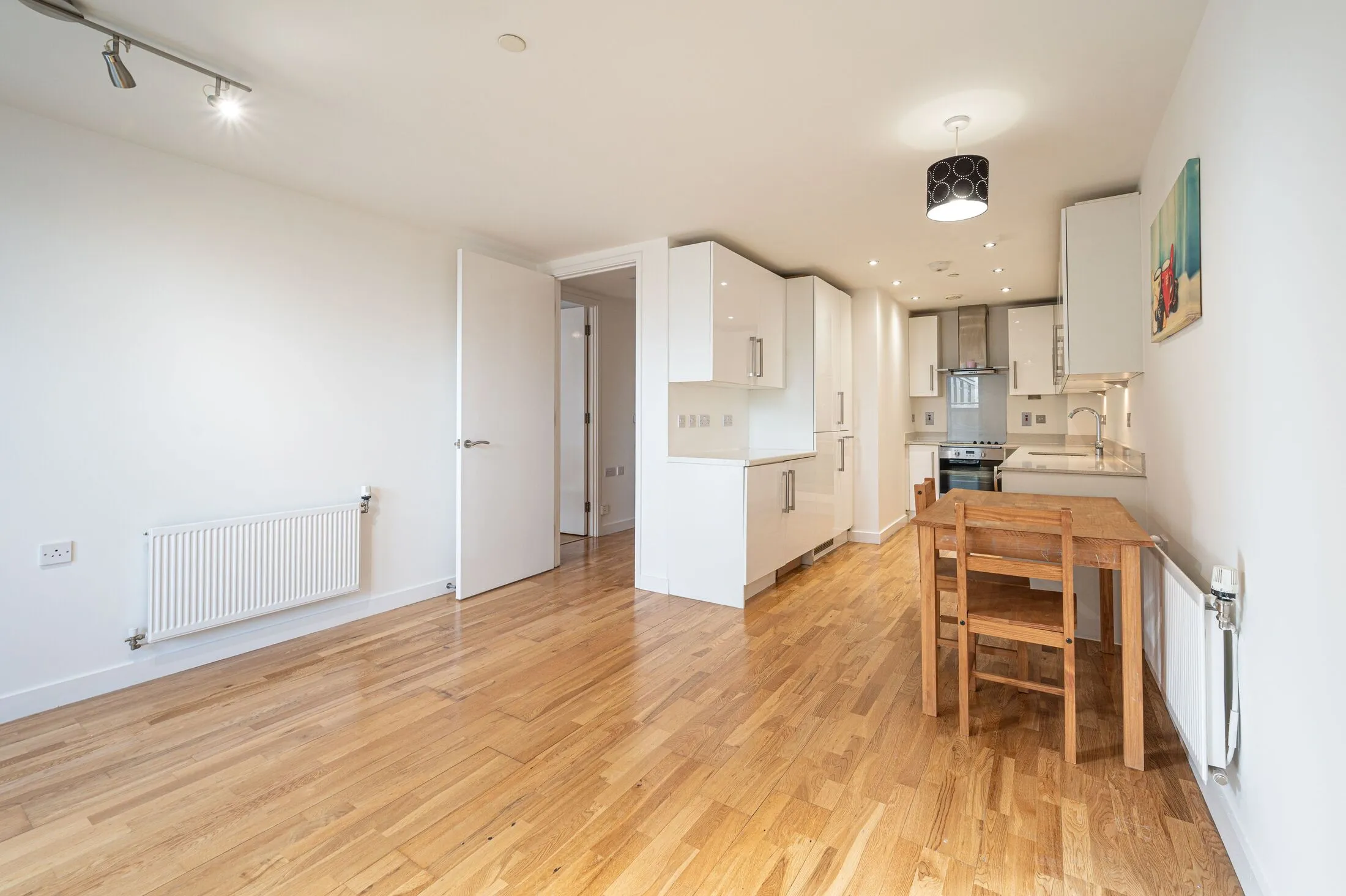 Flat Chatsworth Avenue in Greater London
