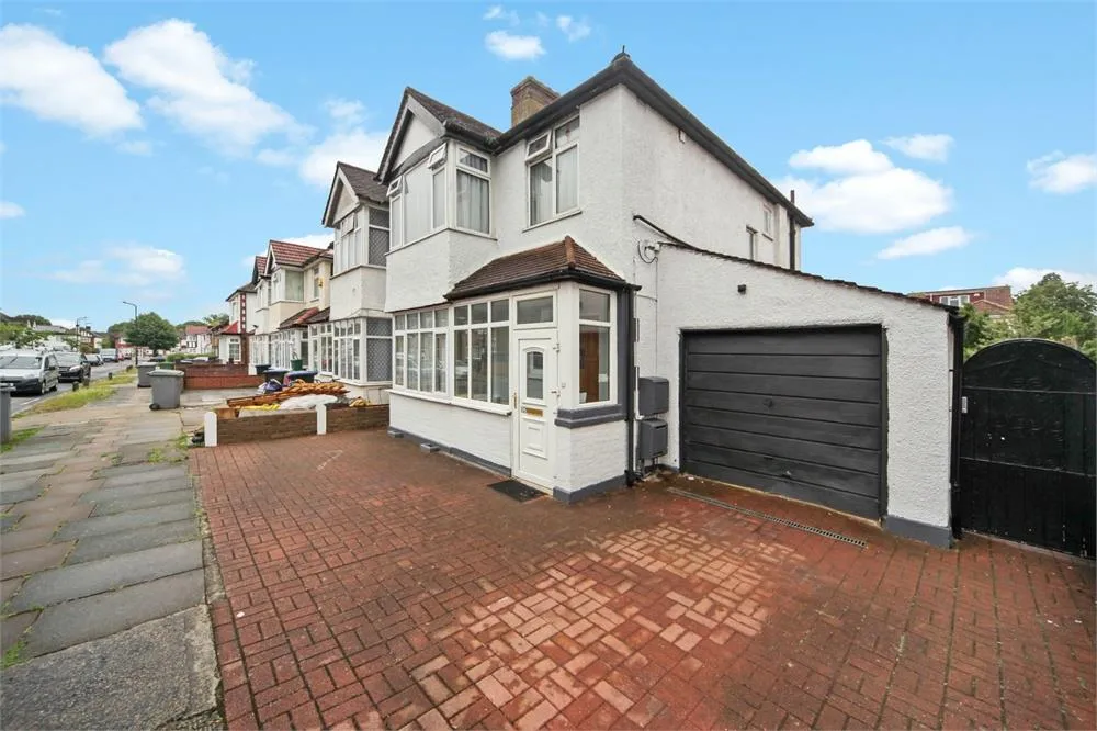 Flat Eton Avenue in Greater London