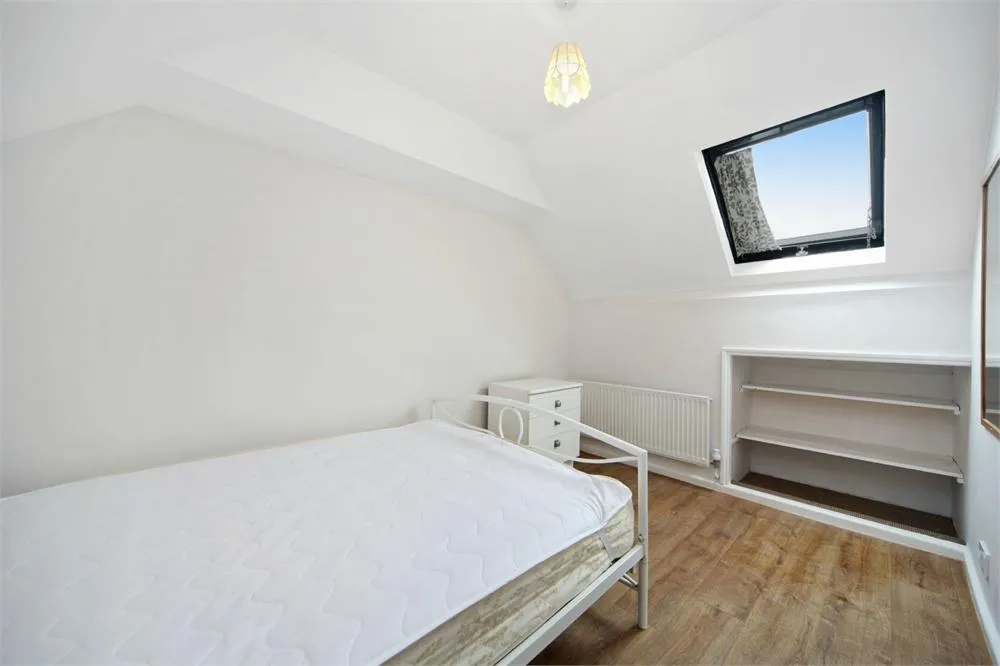 Flat Eton Avenue in Greater London