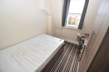 Room Powers Court in Royal Leamington Spa