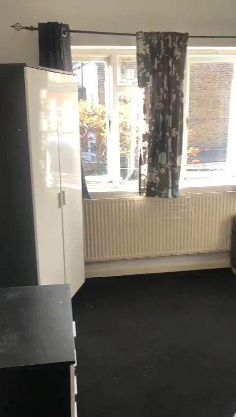 Room High Road Leyton in Greater London