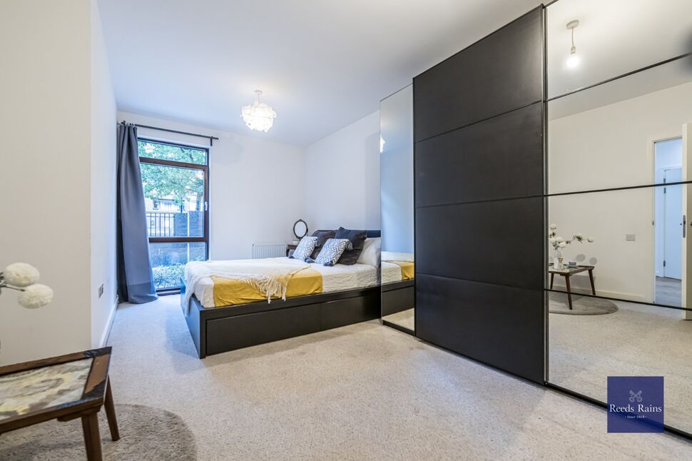 Flat Gibson Road in Greater London
