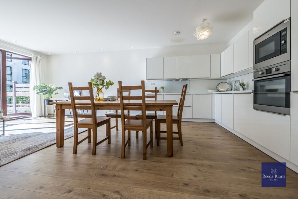Flat Gibson Road in Greater London