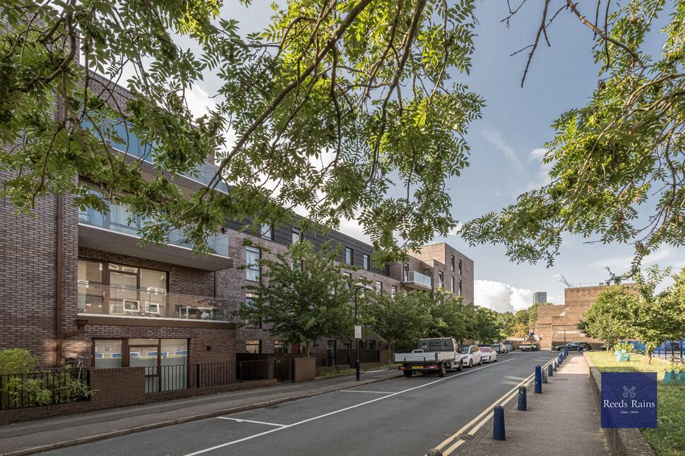 Flat Gibson Road in Greater London