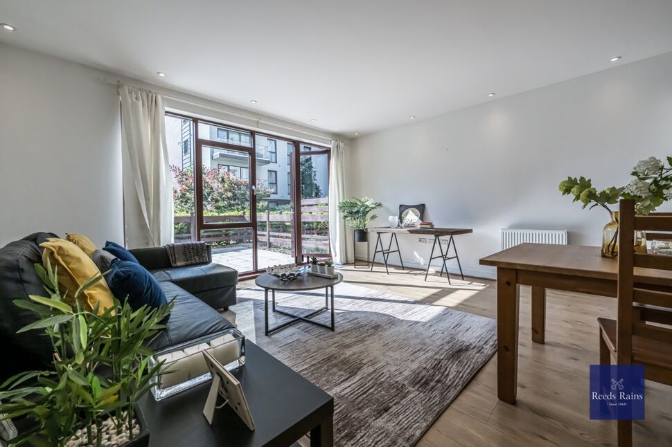 Flat Gibson Road in Greater London