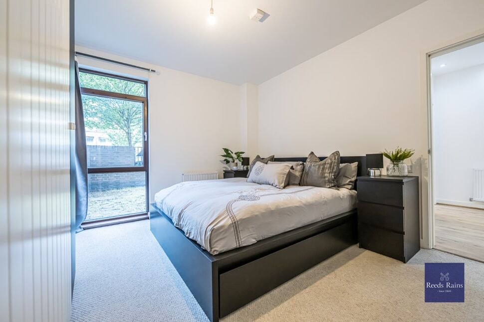 Flat Gibson Road in Greater London