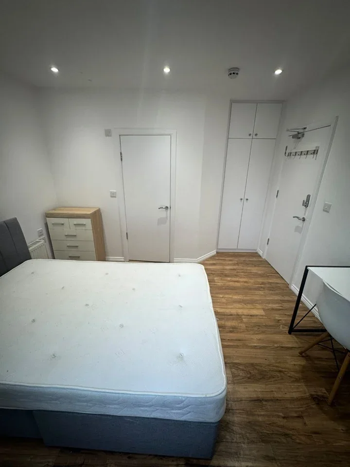 Room Eton Avenue in Greater London