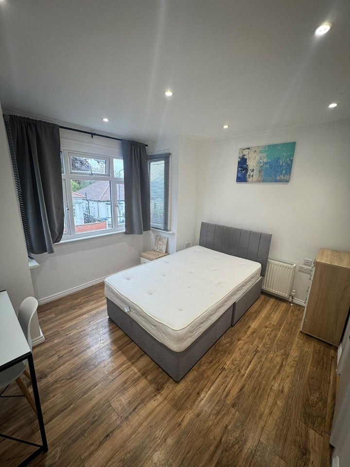 Room Eton Avenue in Greater London