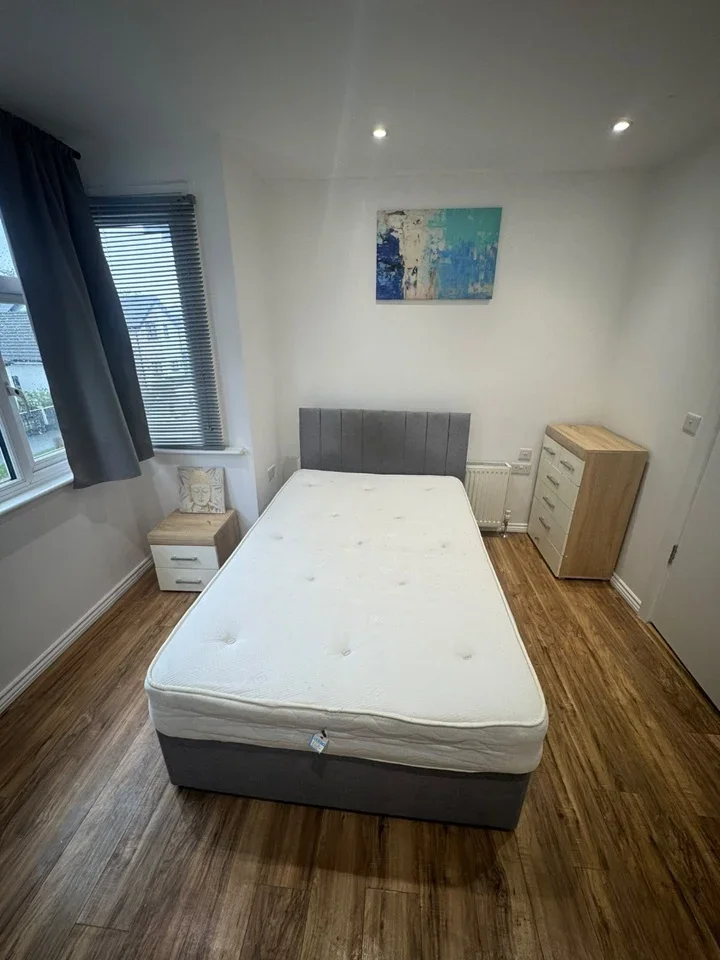 Room Eton Avenue in Greater London