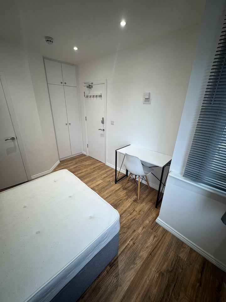 Room Eton Avenue in Greater London