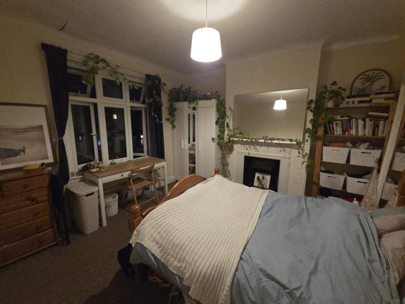 Room Effra Road in Greater London