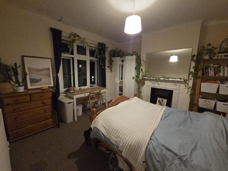 Room Effra Road in Greater London