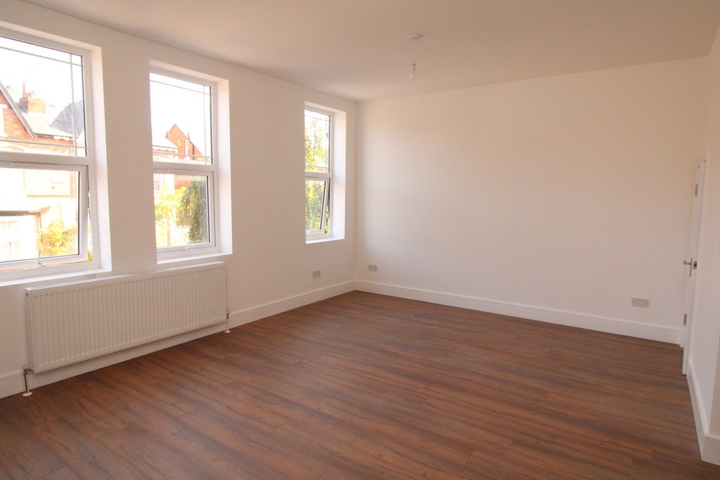 Flat Woodfield Road in Birmingham