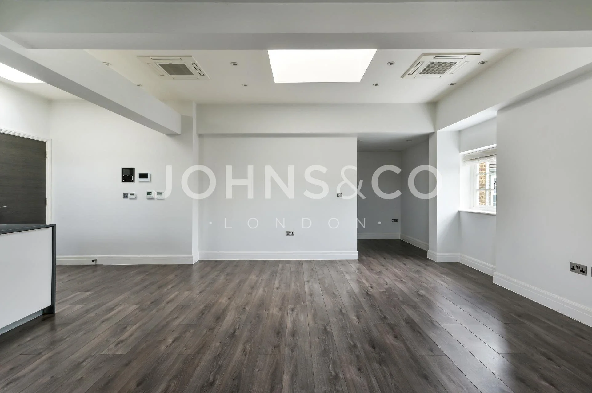Flat Kew Bridge Road in Greater London