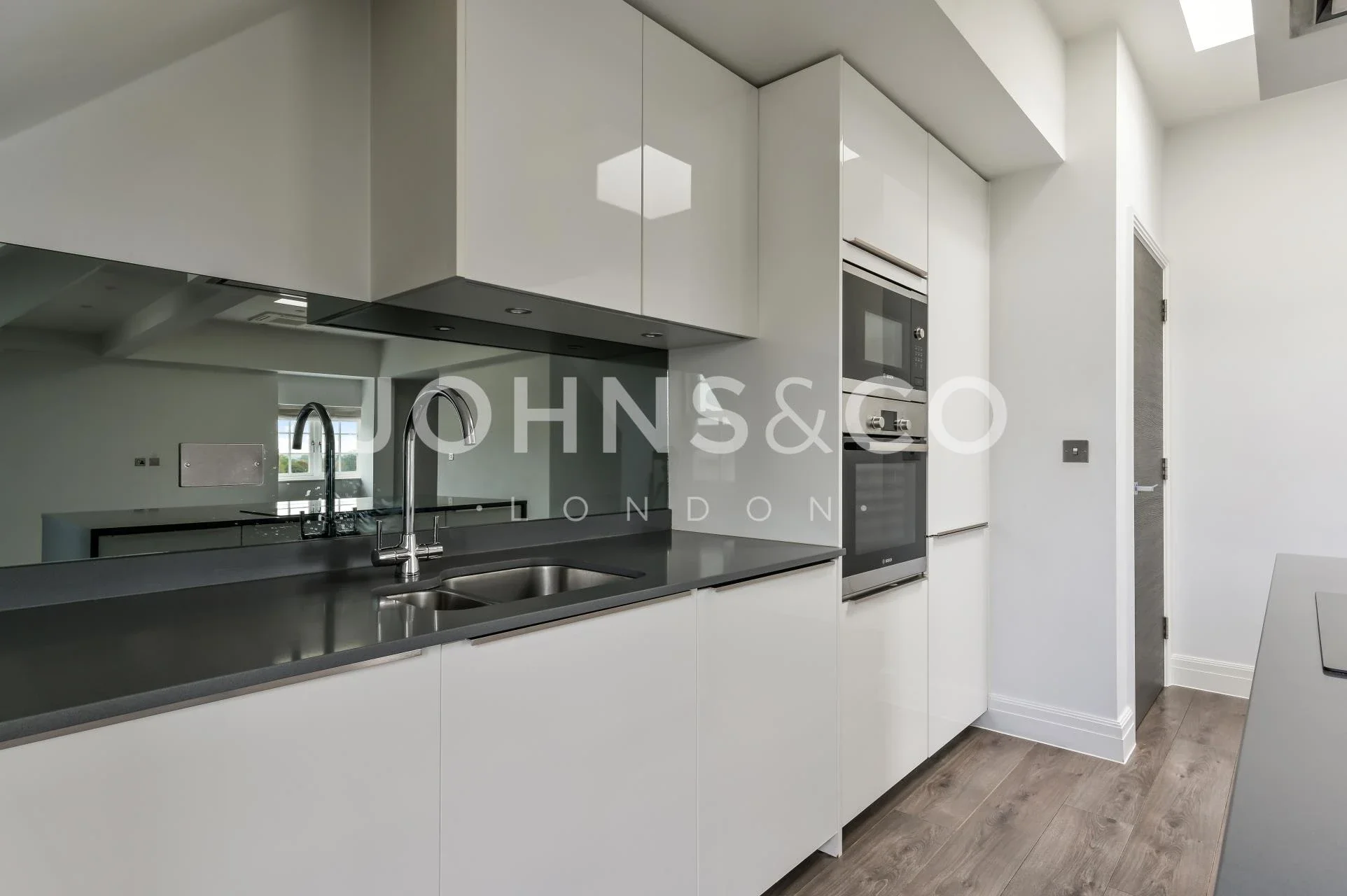 Flat Kew Bridge Road in Greater London