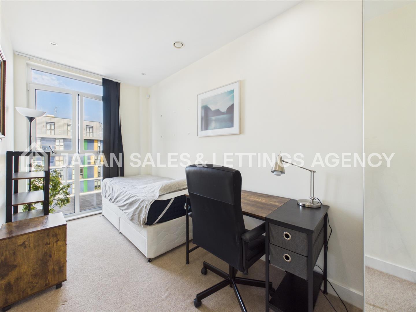 Flat Hatton Road in Greater London