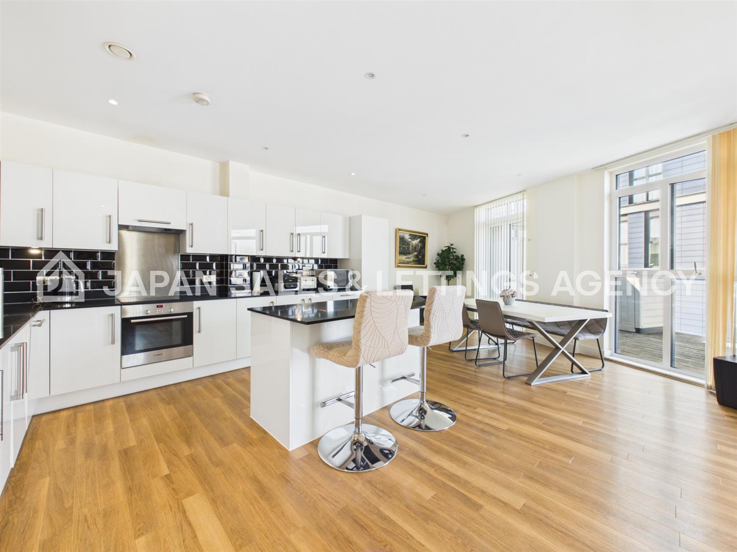 Flat Hatton Road in Greater London
