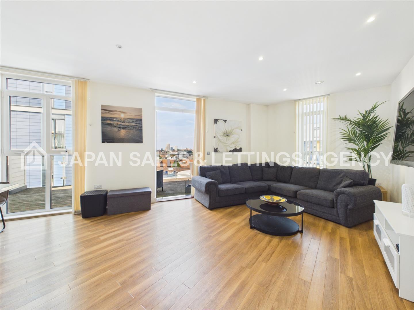 Flat Hatton Road in Greater London
