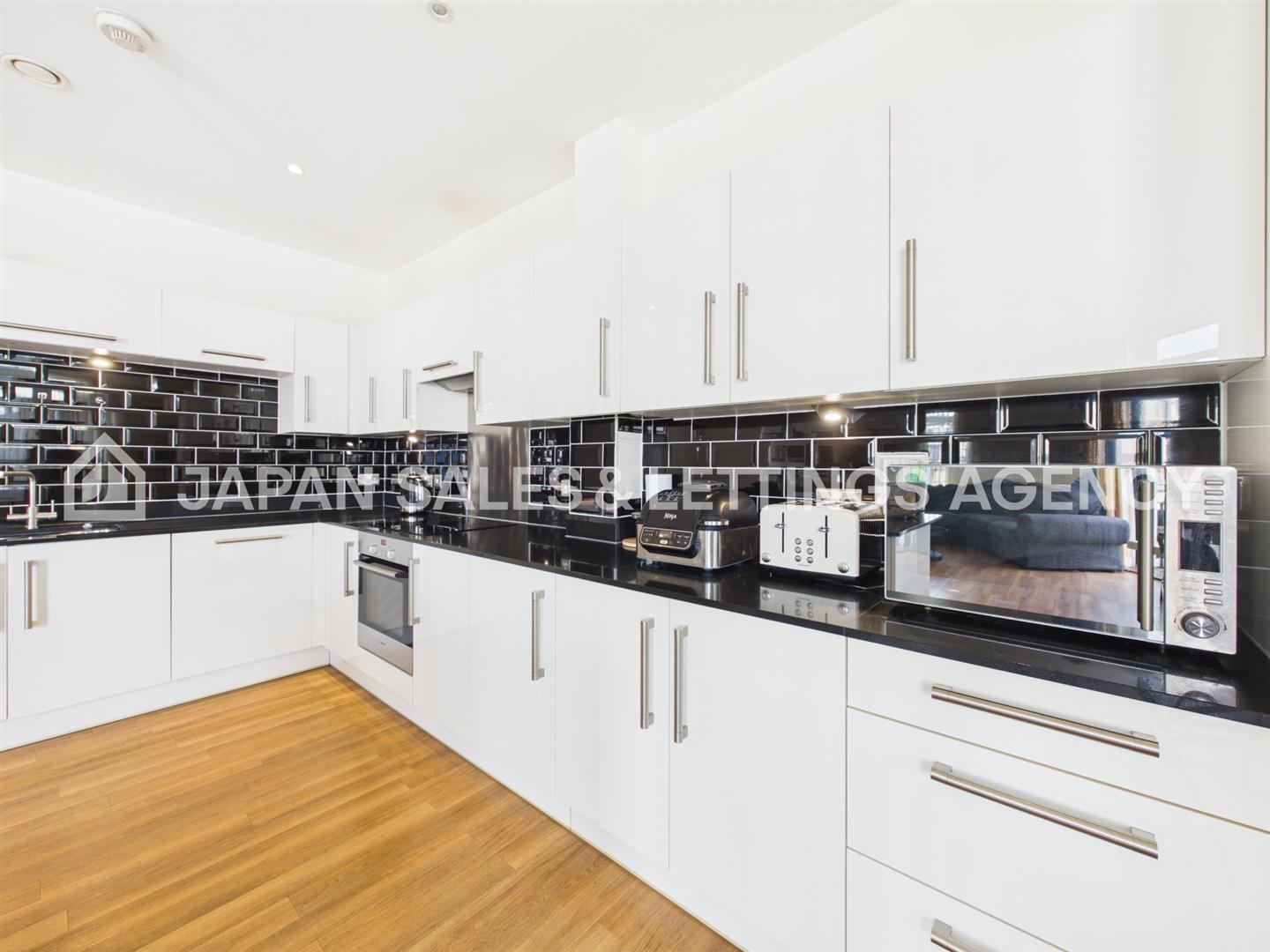 Flat Hatton Road in Greater London