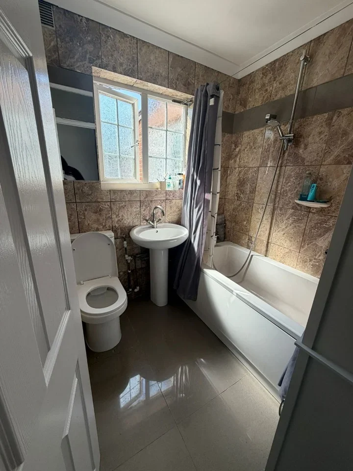 Room Newham Way in Greater London