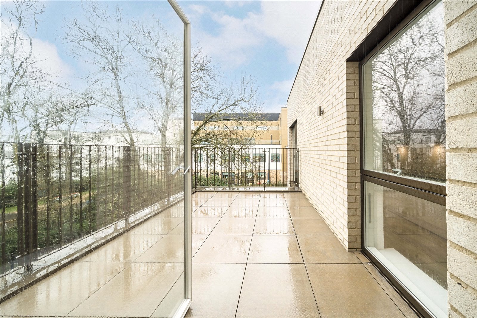 Flat Christchurch Avenue in Greater London