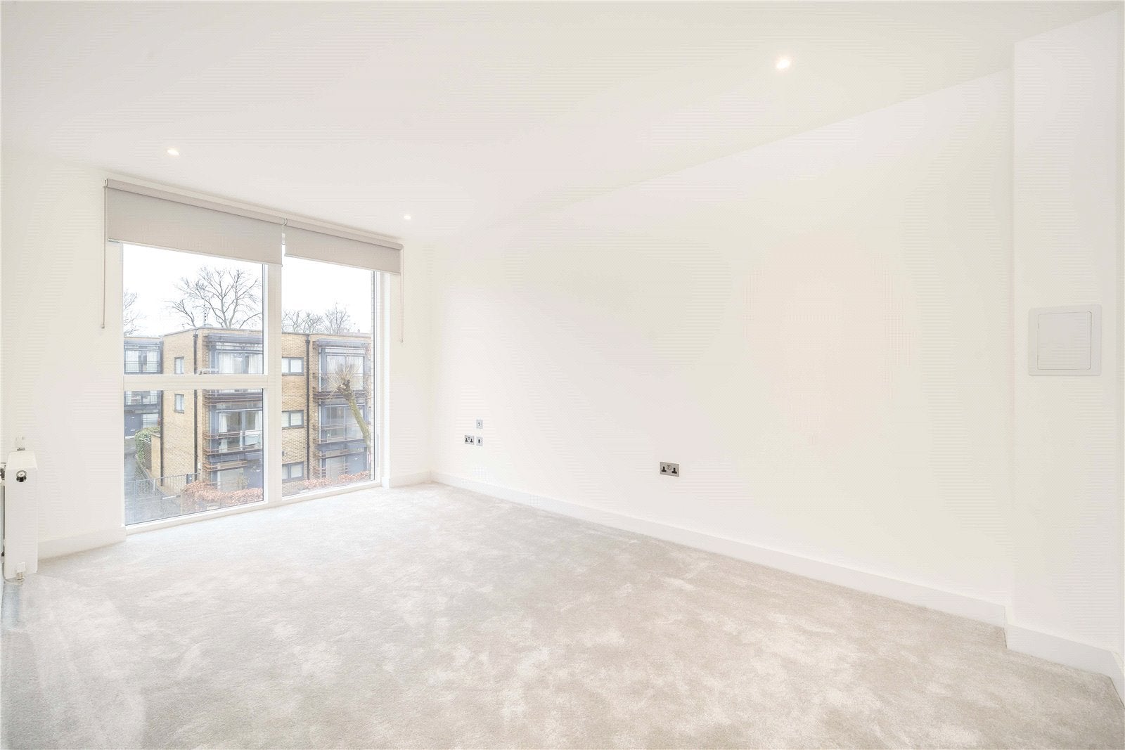 Flat Christchurch Avenue in Greater London