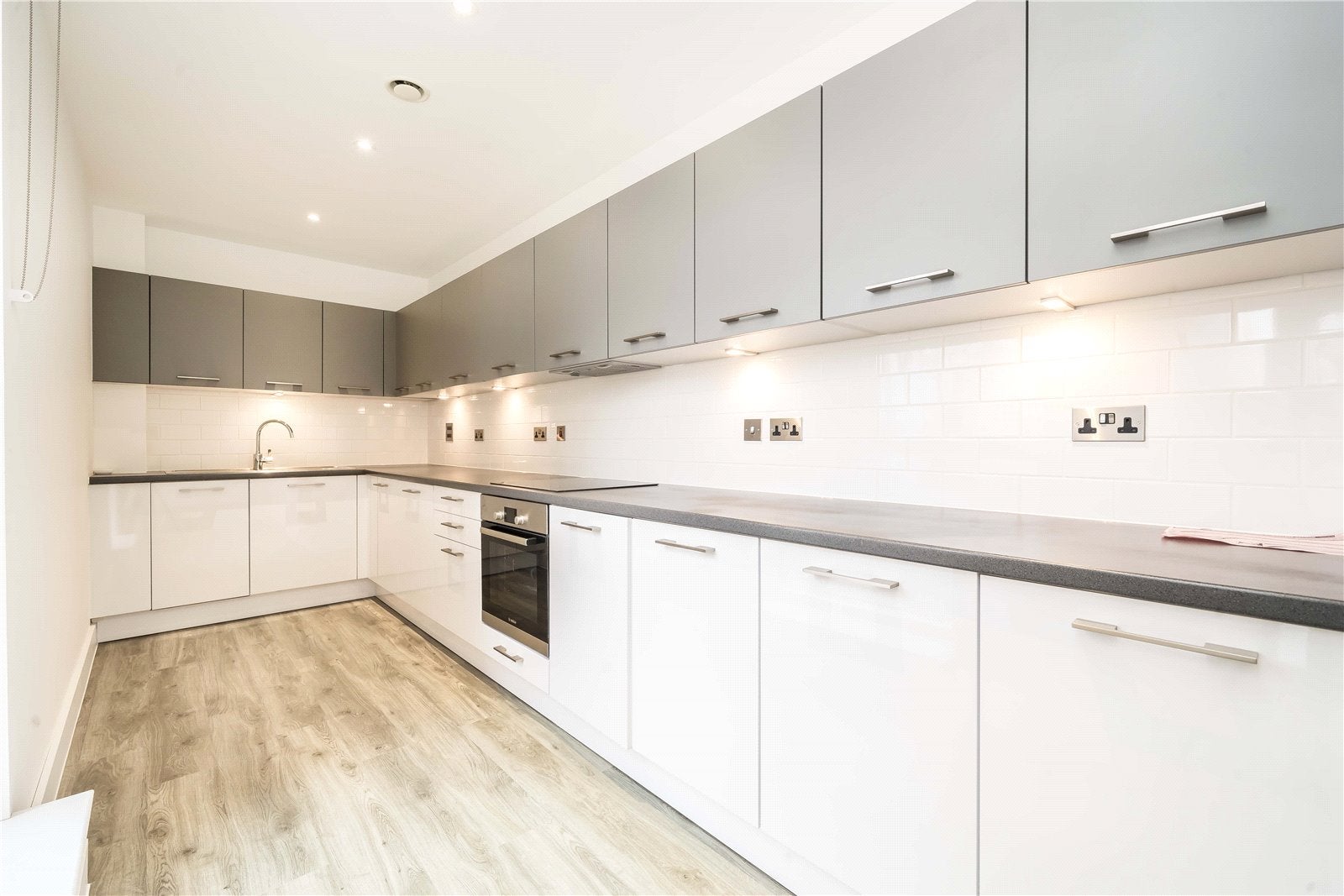 Flat Christchurch Avenue in Greater London
