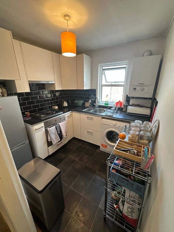 Room Burrows Road in Greater London