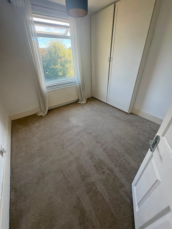 Room Burrows Road in Greater London
