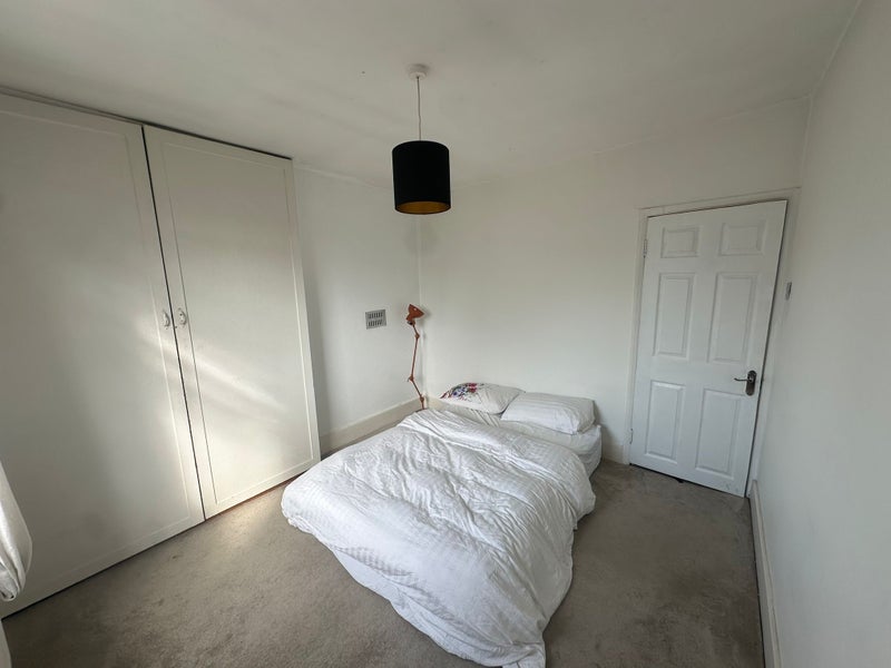Room Burrows Road in Greater London