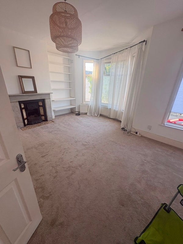 Room Burrows Road in Greater London