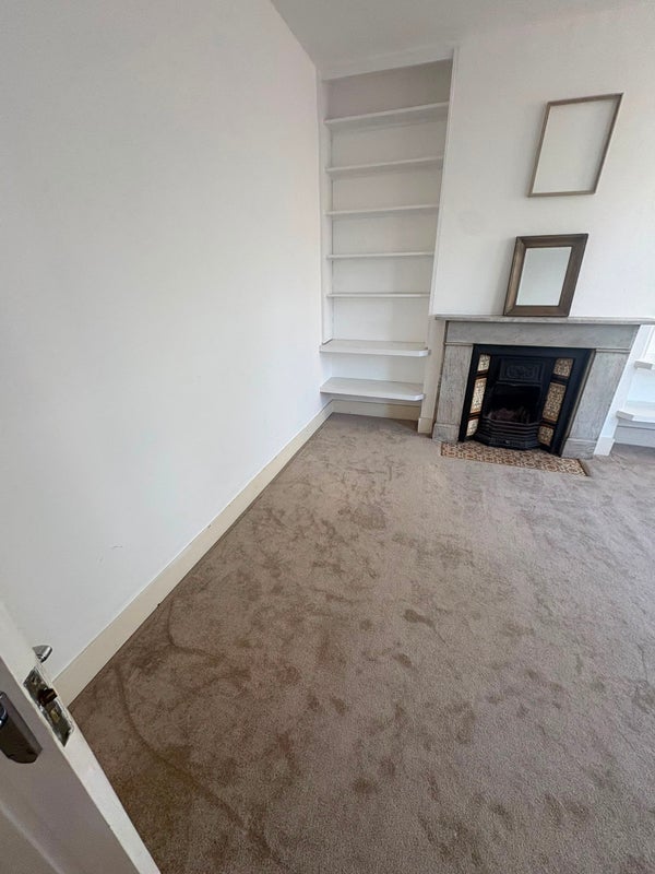Room Burrows Road in Greater London